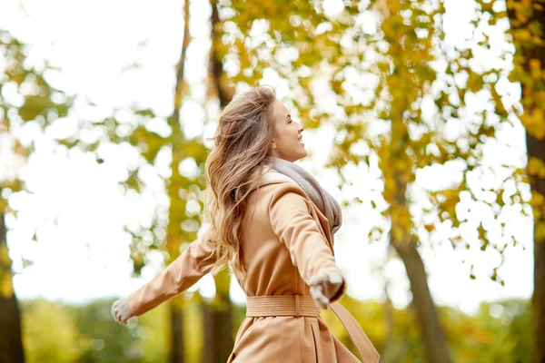 Красивая счастливая молодая женщина, гуляющая в осеннем парке — стоковое фото