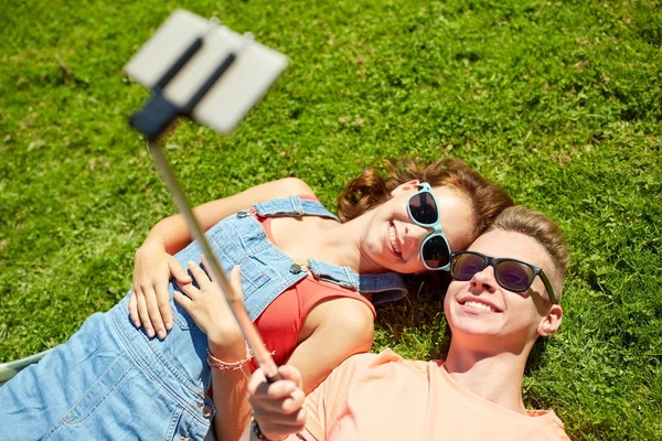 Ευτυχισμένο ζευγάρι που παίρνουν selfie στο smartphone το καλοκαίρι — Φωτογραφία Αρχείου