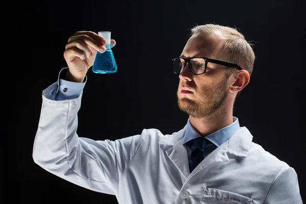 Jovem cientista segurando frasco de ensaio com produto químico — Fotografia de Stock