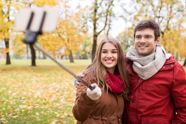 Paar nemen selfie door smartphone in herfst park — Stockfoto