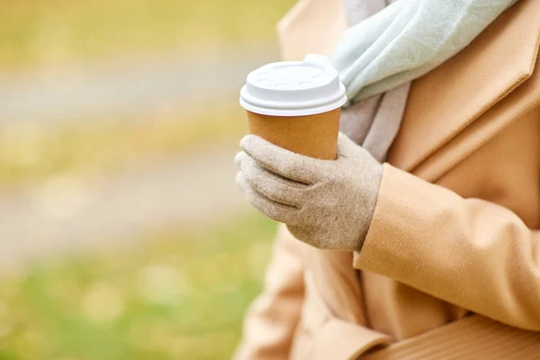 Närbild av kvinna med kaffe i höst park — Stockfoto