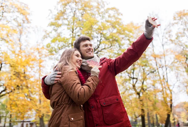 Pareja tomando selfie por smartphone en el parque de otoño —  Fotos de Stock