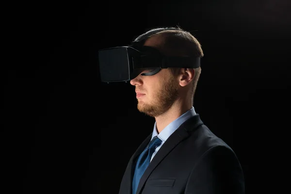 Empresário em óculos de realidade virtual ou fone de ouvido — Fotografia de Stock