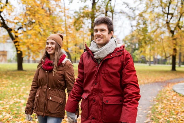 Feliz pareja joven caminando en el parque de otoño — Foto de Stock