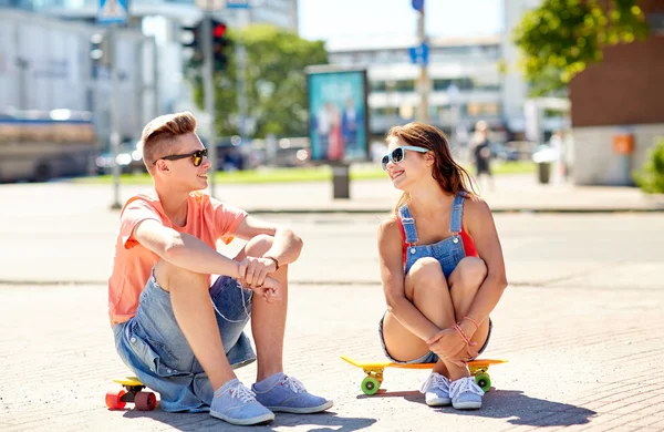Couple adolescent avec planches à roulettes sur la rue de la ville — Photo
