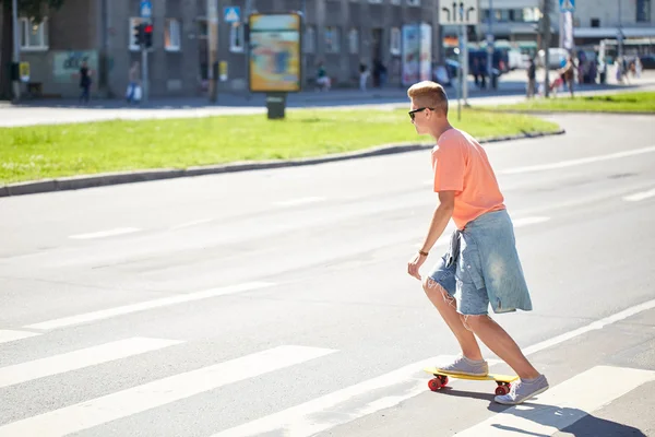 Teenage ragazzo su skateboard attraversando città crosswalk — Foto Stock