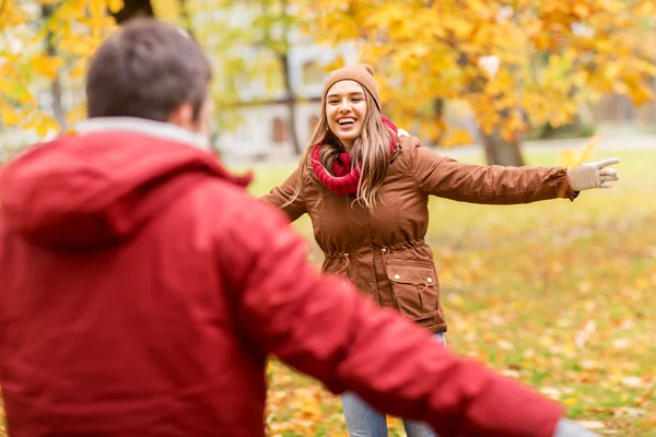 Mutlu genç çift toplantı sonbahar Park — Stok fotoğraf