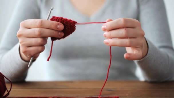 Vrouw met gehaakte haak unweaving breien — Stockvideo