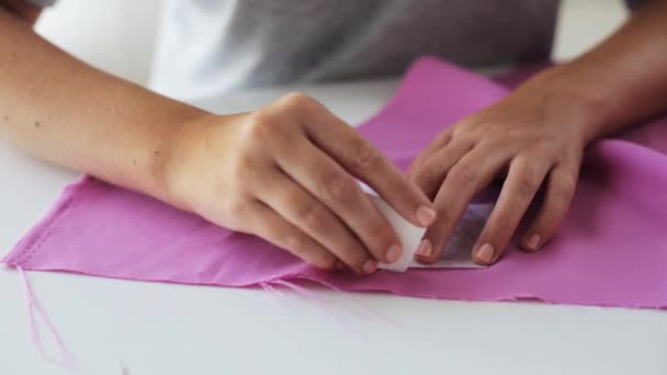 Женщина с узором и рисунок мелом на ткани — стоковое видео