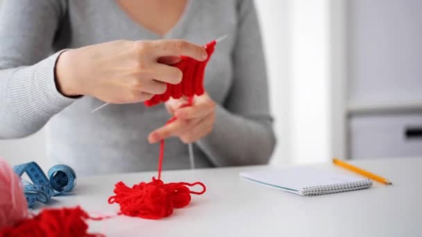 Mujer tejer con agujas e hilo rojo — Vídeos de Stock