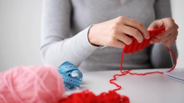 Frau strickt mit Nadeln und rotem Garn — Stockvideo