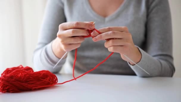 Mulher tricô com agulhas e fios vermelhos — Vídeo de Stock