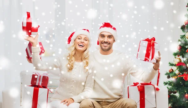 Lyckligt par hemma gåva med jul lådor — Stockfoto
