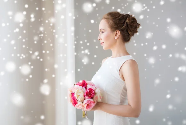 Sposa o donna in abito bianco con mazzo di fiori — Foto Stock