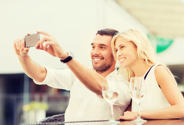 Casal feliz tomando selfie com smartphone no café — Fotografia de Stock