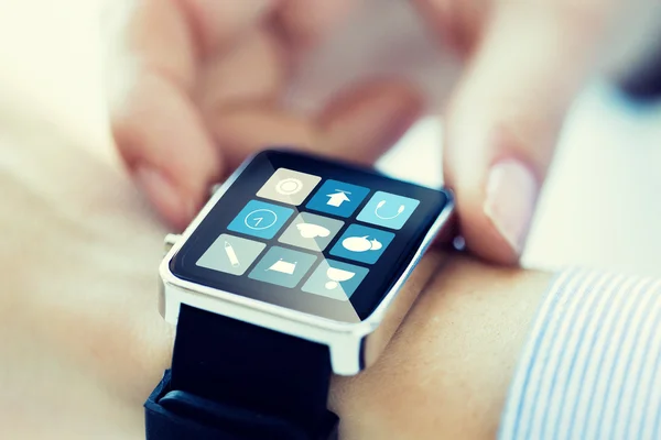 Nahaufnahme von Zeigern, die Smart-Watch-Anwendung einstellen — Stockfoto