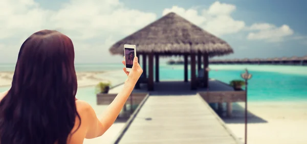 Jeune femme prenant selfie avec smartphone — Photo