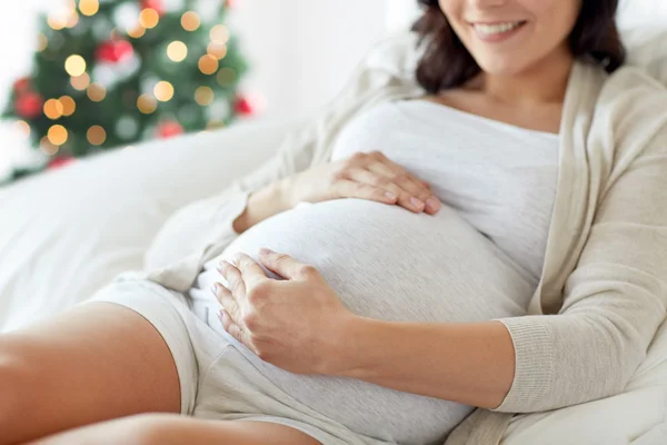 Закрытие беременной женщины в постели на время родов — стоковое фото