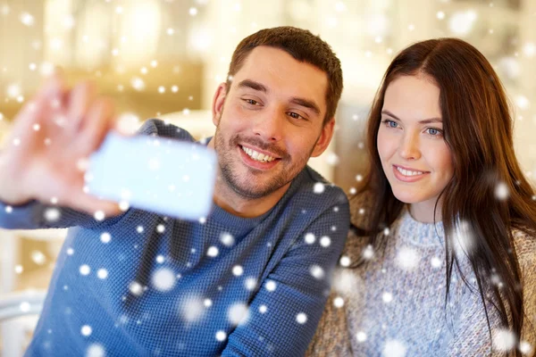 Pareja tomando selfie smartphone en el restaurante cafetería —  Fotos de Stock