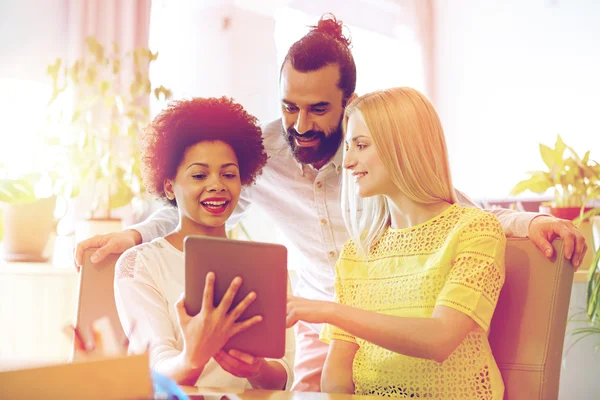 Équipe créative heureuse avec tablette PC au bureau — Photo