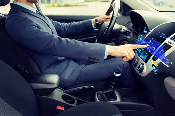 Primer plano del hombre que conduce el coche con la navegación —  Fotos de Stock