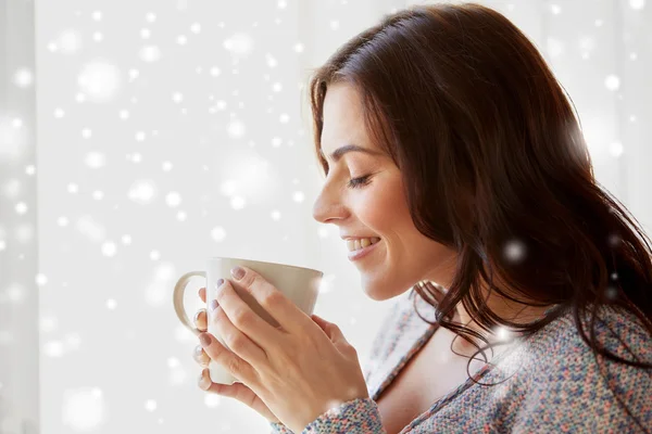 Mujer feliz con taza de té o café en casa — Foto de Stock