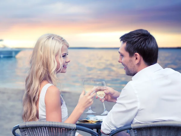 Paar trinkt Wein in Café am Strand — Stockfoto