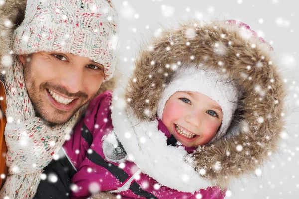 Glad familj i vinterkläder utomhus — Stockfoto