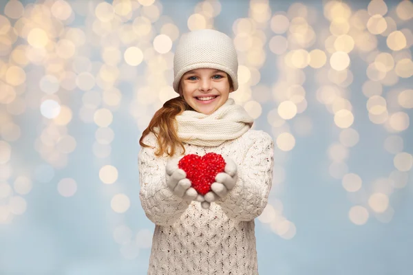 Menina em roupas de inverno com pequeno coração vermelho — Fotografia de Stock