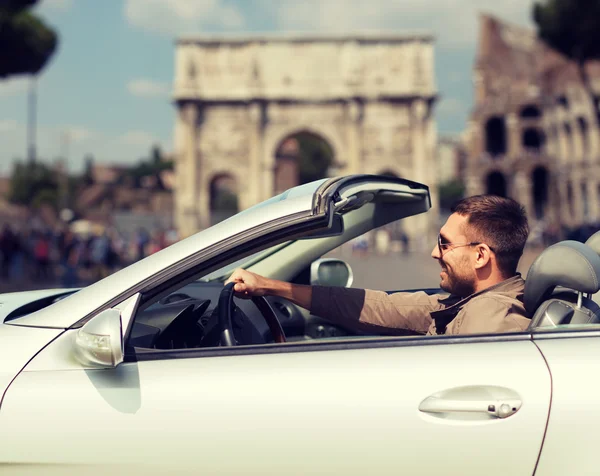 Szczęśliwy człowiek jazdy Cabrio Samochód w Rzymie — Zdjęcie stockowe