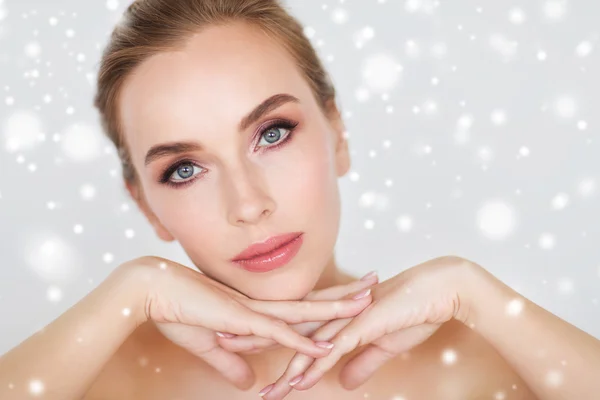 Close up of beautiful woman face and hands — Stock Photo, Image