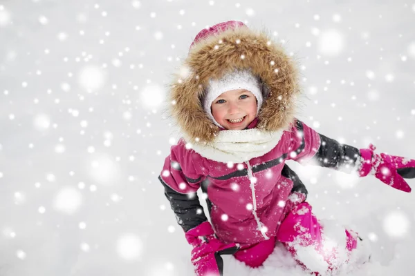 F criança ou menina feliz com neve no inverno — Fotografia de Stock