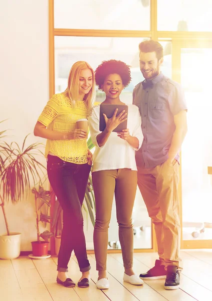 Kreativteam mit Tablet-PC und Kaffee im Büro — Stockfoto