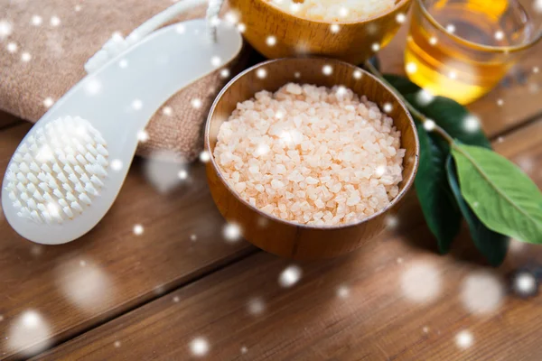 Himalayan pink salt with brush on wood — Stock Photo, Image