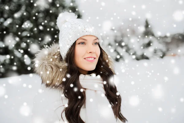 Glückliche Frau im Freien in Winterkleidung — Stockfoto