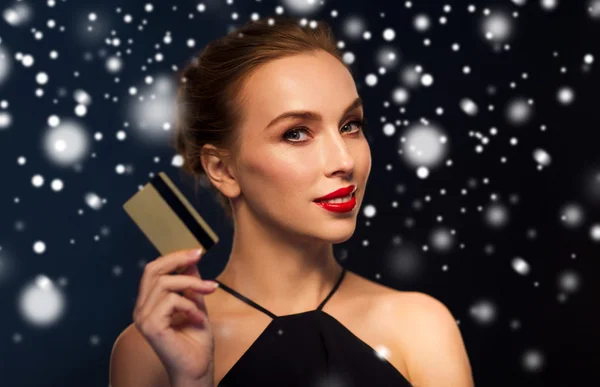 Hermosa mujer con tarjeta de crédito sobre nieve —  Fotos de Stock