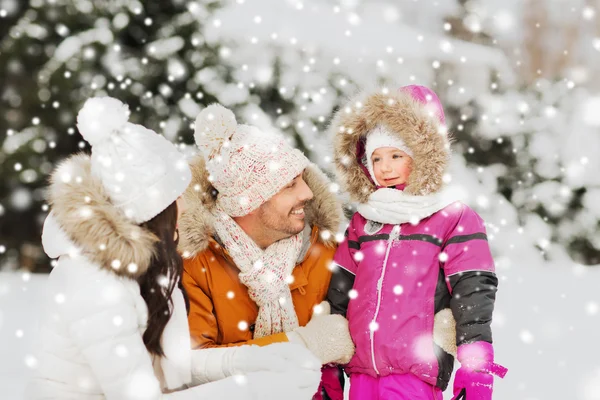 Gelukkig gezin met kind in winterkleren buitenshuis — Stockfoto