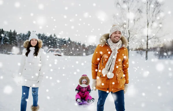 Met de slee in de winter buiten wandelen en gelukkige familie — Stockfoto