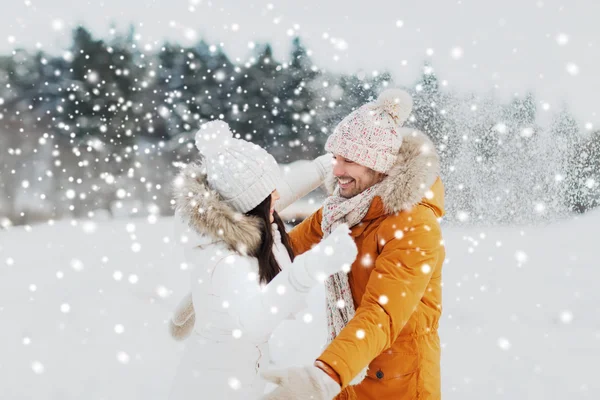 Happy couple hugging and laughing in winter — Stock Photo, Image