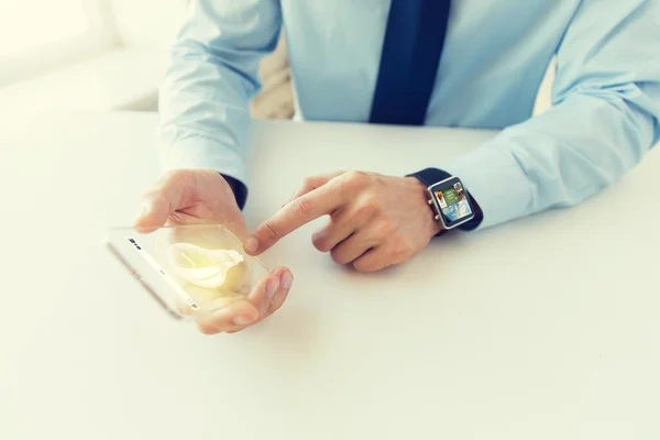 Close up van handen met slimme telefoon en horloge — Stockfoto