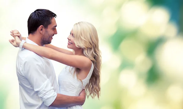 Glückliches Paar umarmt sich vor grünem Hintergrund — Stockfoto
