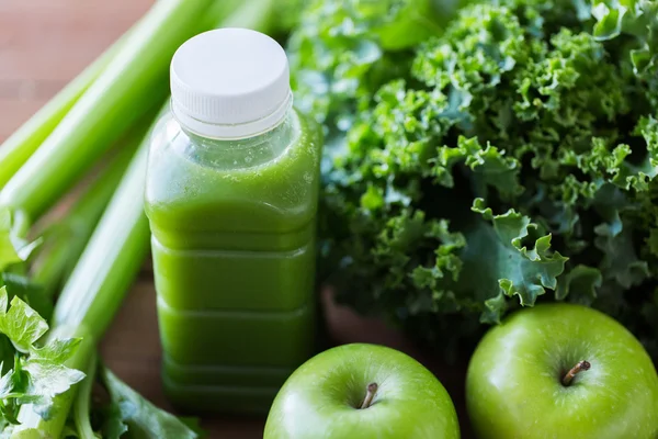 Закрыть бутылку с зеленым соком и овощами — стоковое фото