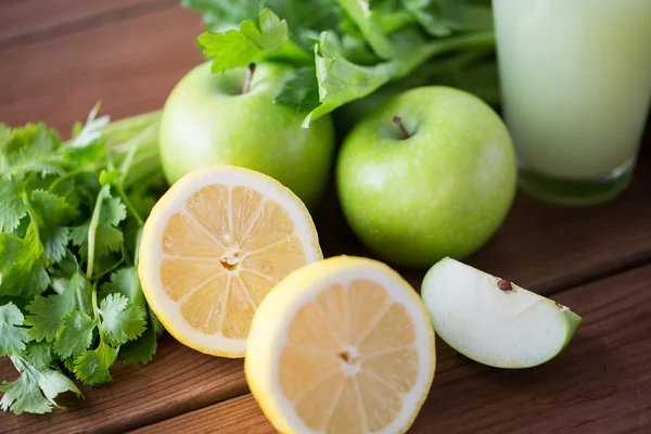 Limon, elma, kereviz ve yeşil suyu kapat — Stok fotoğraf