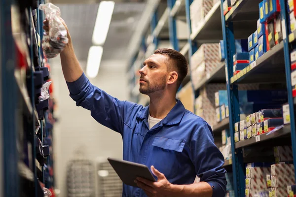 Automechaniker oder Schmied mit Tablet-PC in der Werkstatt — Stockfoto