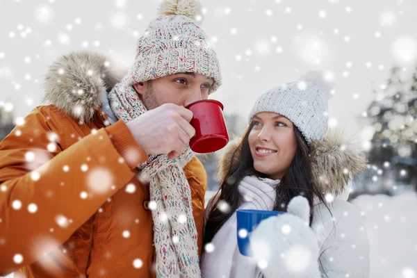 Šťastný pár s čajové šálky nad zimní krajina Royalty Free Stock Fotografie