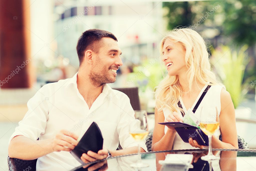 Девушка дает деньги. Женщина зарплата. Деньги оплата. Женщинам платят меньше. Женщина платит.