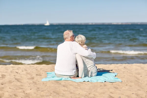 Heureux couple de personnes âgées étreignant sur la plage d'été — Photo