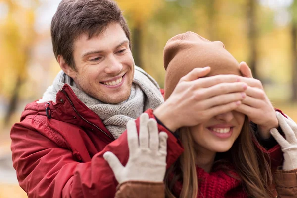 Feliz pareja joven divirtiéndose en el parque de otoño — Foto de Stock