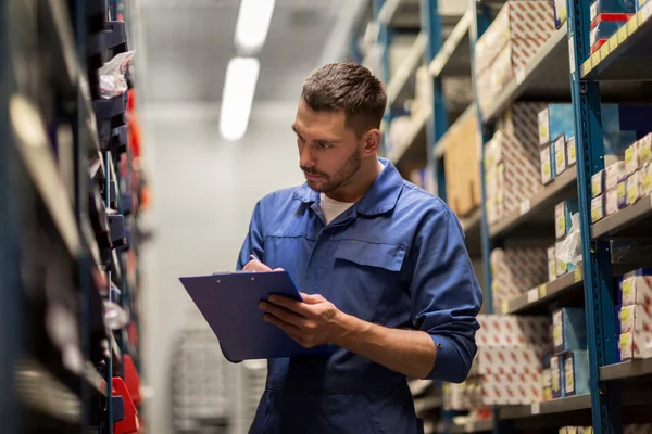 Meccanico automatico con appunti in officina — Foto Stock