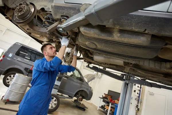 Meccanico uomo o fabbro riparazione auto in officina — Foto Stock